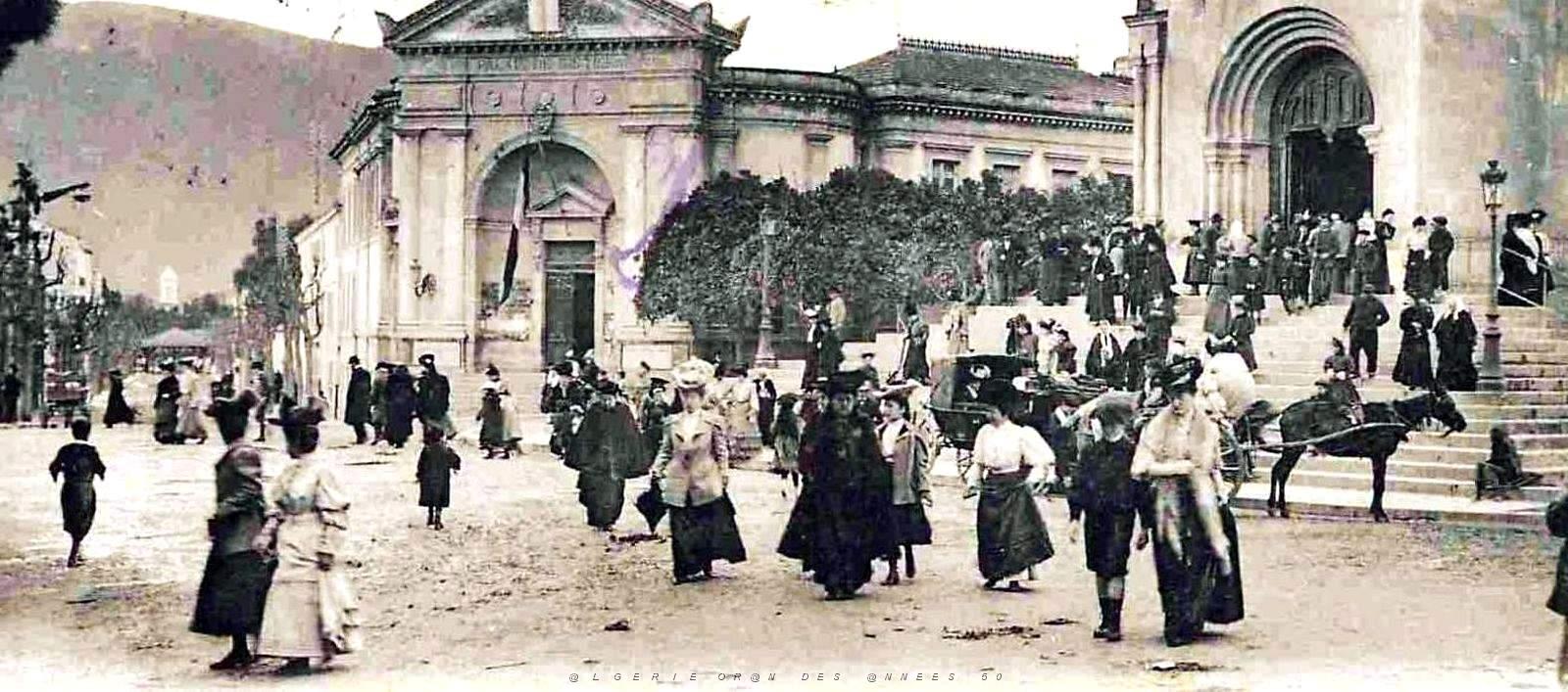 2184- Bone - Sortie de l'Eglise2 - 1913.jpg